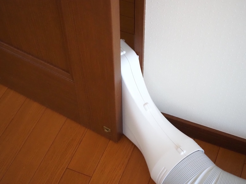 付属の円筒形ダクトの幅が14cm弱(実測)で、隙間用アタッチメントの幅が約6cm。圧倒的に隙間が減る