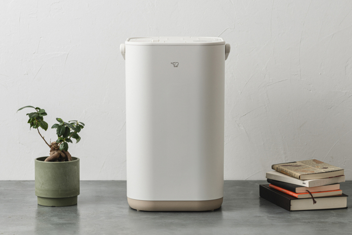 スチーム式加湿器「EE-FA50」。写真のカラーはホワイト