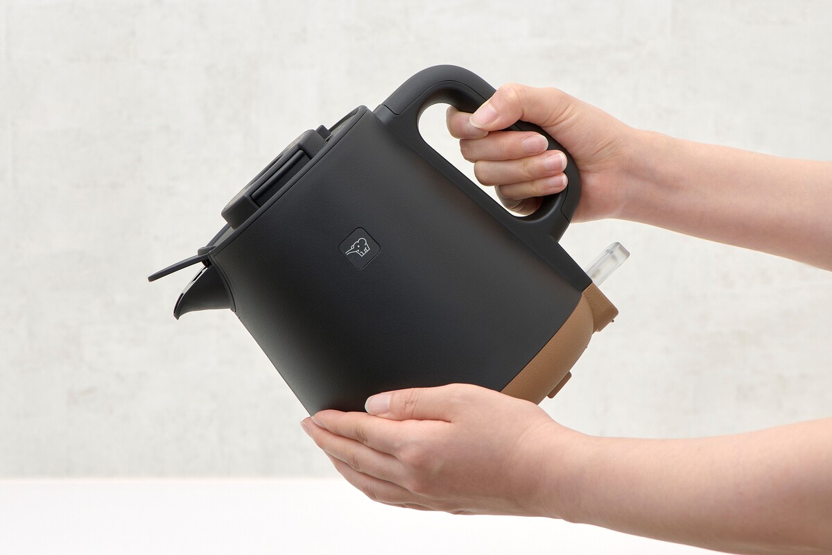 本体の外側が熱くなりにくい二重構造で、手をそえて注げる