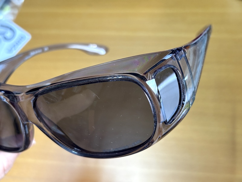 サイドや上部もカバー。レンズは紫外線99.9％カット