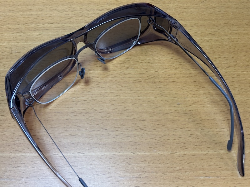 メガネの上からかけるので、大きめの眼鏡の人は事前にサイズをチェックしてください