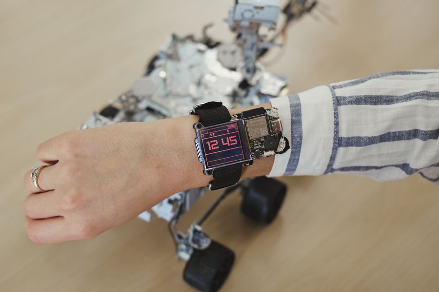 「アルテミスウォッチ」が付属する上位セットも用意