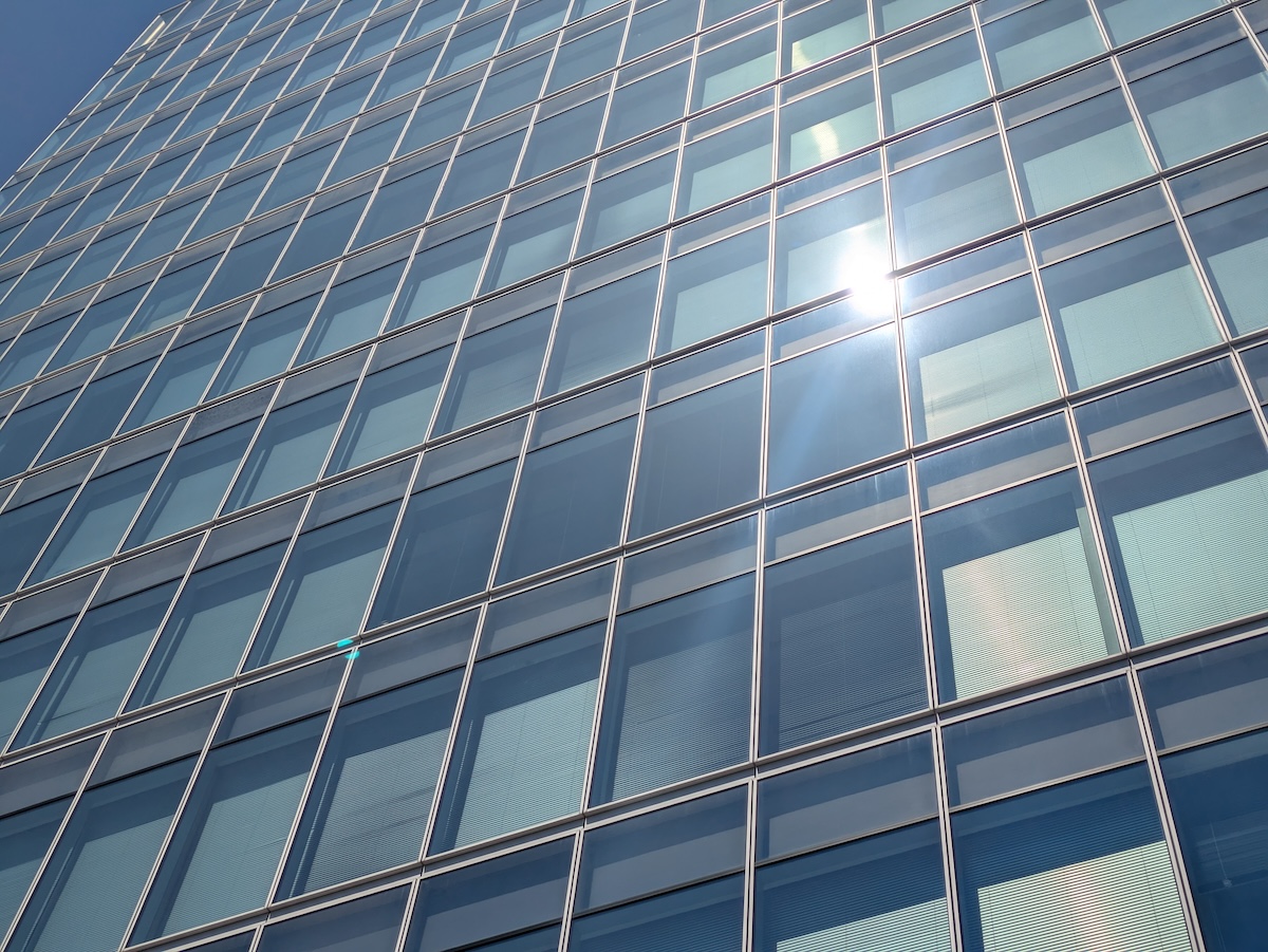 太陽光が直撃しているビルの東面