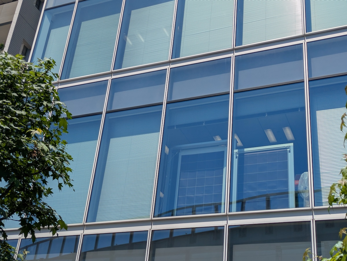 LIXILの「PV(太陽光発電)ロールスクリーンシステム」