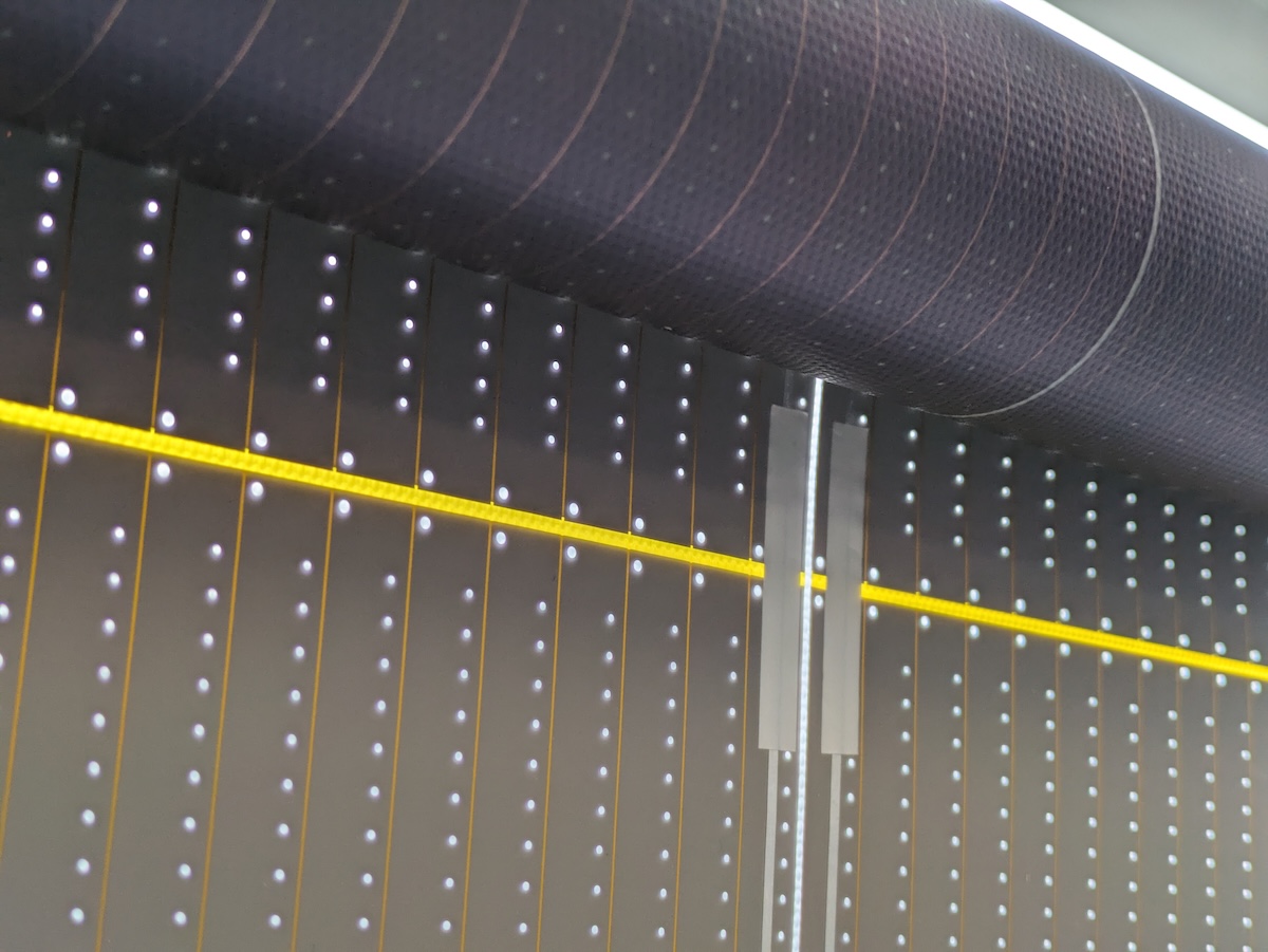 軽量かつフレキシブルな特性を持つ薄膜PVセルという太陽電池を採用することで、スクリーンの表面に貼り付けてあっても巻き取れる