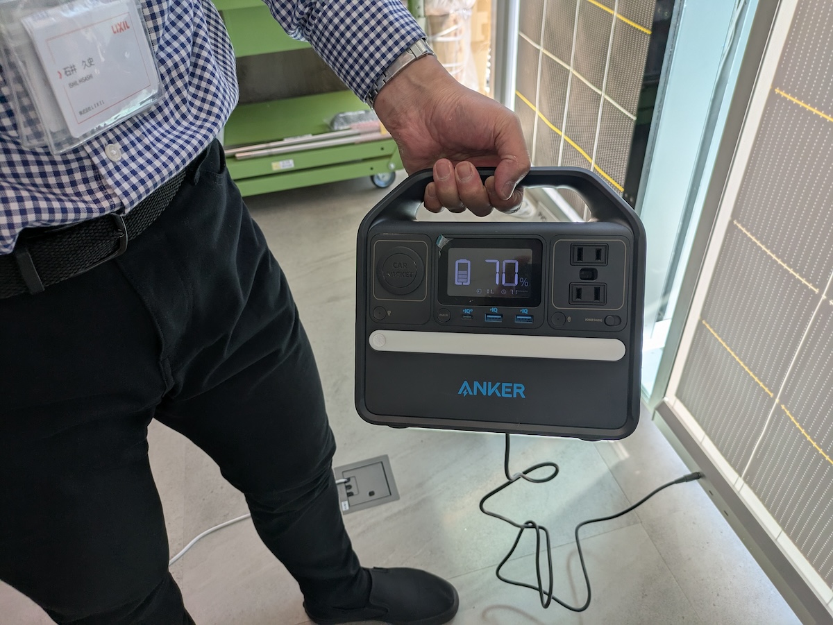 モバイルバッテリーやポータブル電源に充電したものを、オフィスの各デスクで使うという想定している