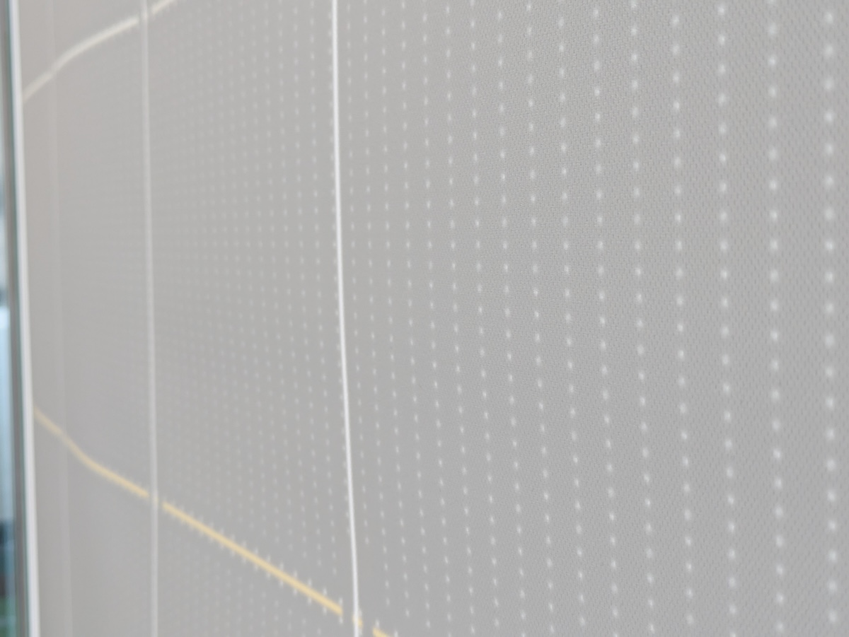 優しい光が部屋の中を明るくするようスクリーンの作りにもこだわっている(写真はファブリック仕様)