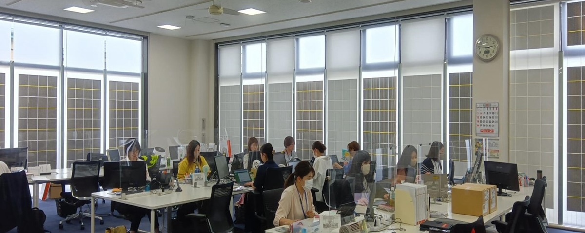 実際に「PVロールスクリーンシステム」を導入したオフィスの様子。スクリーンを下ろしていても、程よい光が室内に入ってくる