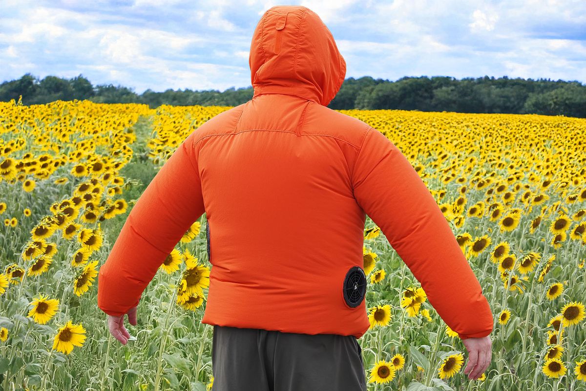 フードは直射日光避けの帽子代わりとなり、しかも空気が流れる涼しい帽子でもある、というわけです