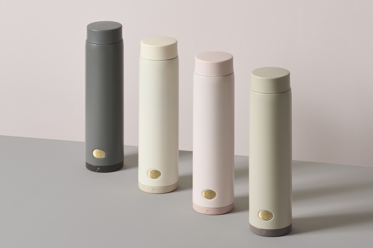 カラーはブラック、オフホワイト、ピンク、モカの4色