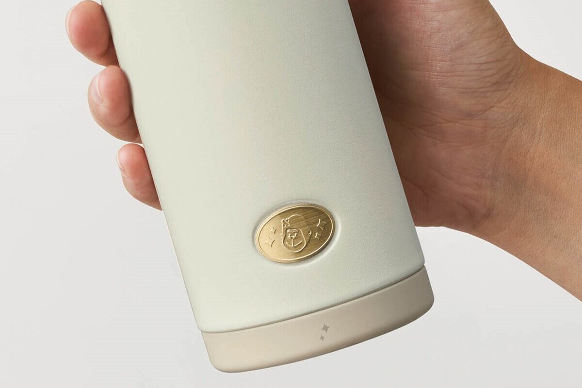 弟ゴリラの顔をあしらった金色のロゴプレート