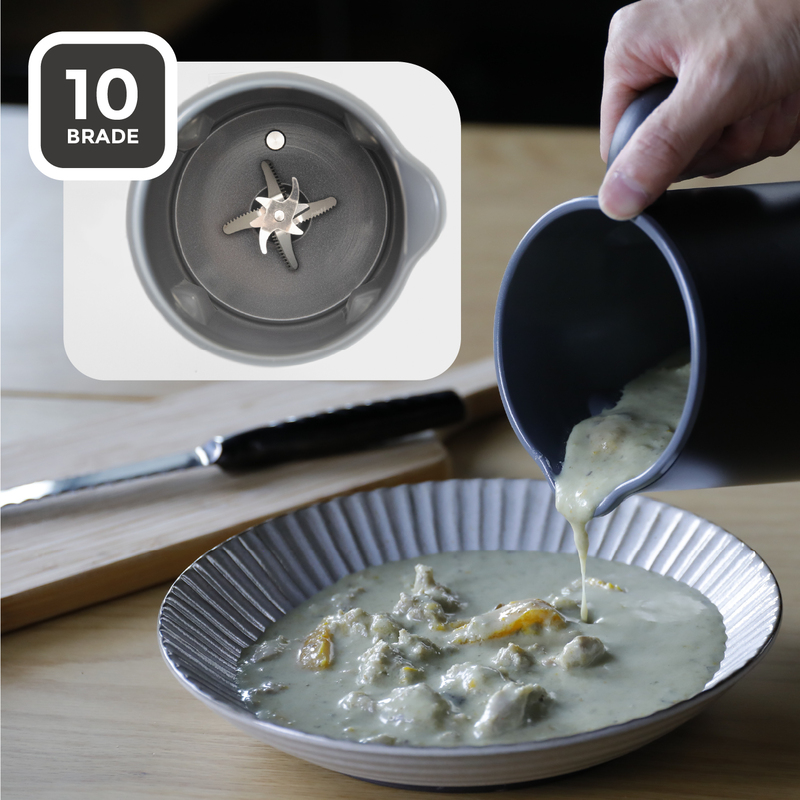 ステンレス製の10枚刃を搭載し、食材を均一にカットしながら加熱と攪拌を行なう