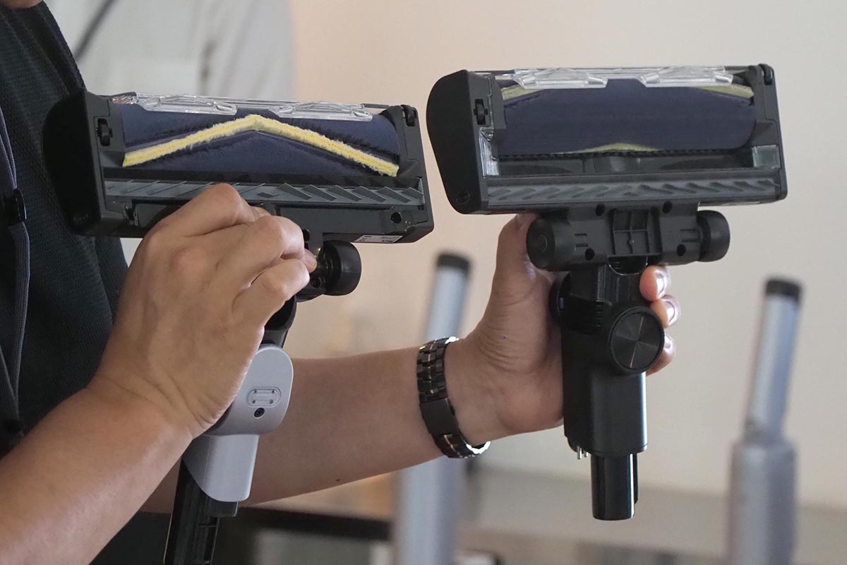 ヘッド(左)の下部に備えたアクティブフラップで空気の通り道を確保。右は6月に発売したよりパワフルなモデル「Shark PowerClean 360」のヘッド