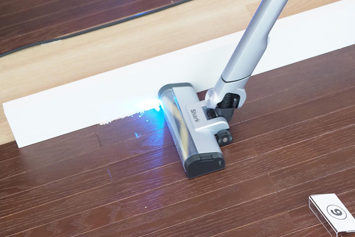 壁際もエッジセンサーで検知して吸引力をアップ、ゴミを逃さない