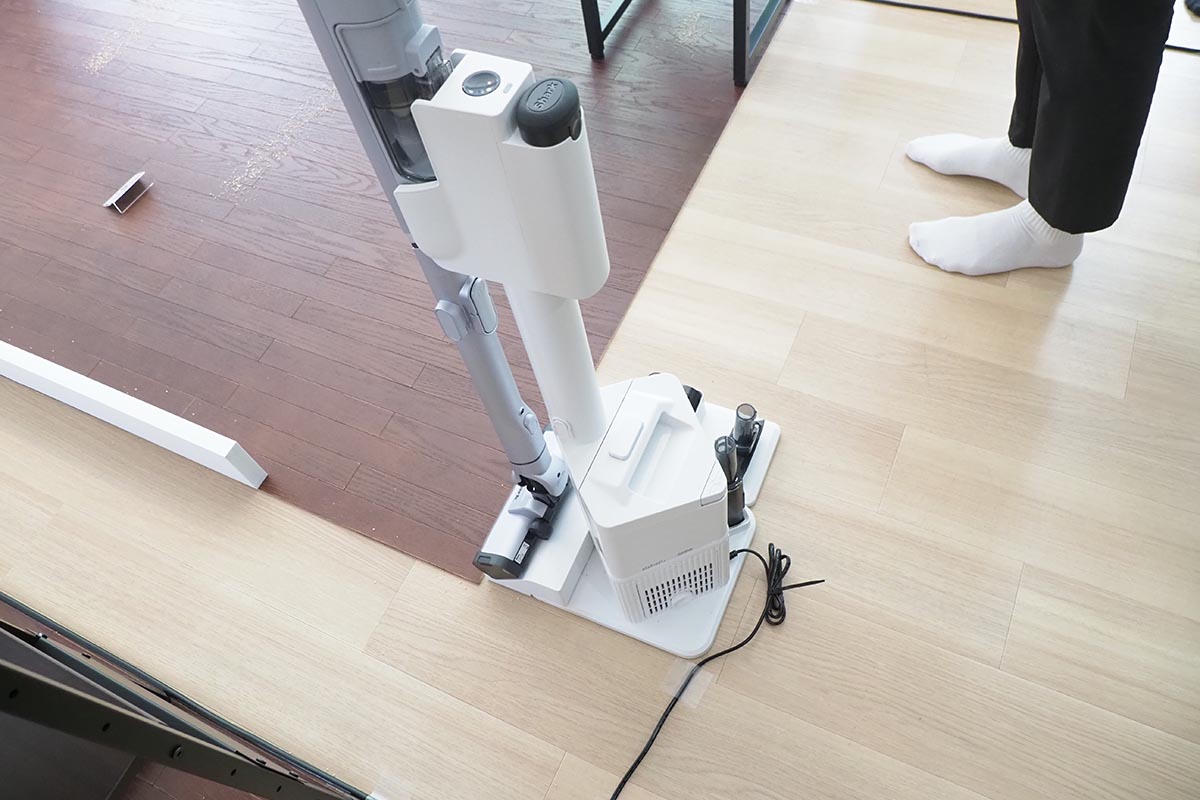 自動ゴミ収集ドック。自動ゴミ収集の停止ボタンは上の押しやすい位置に