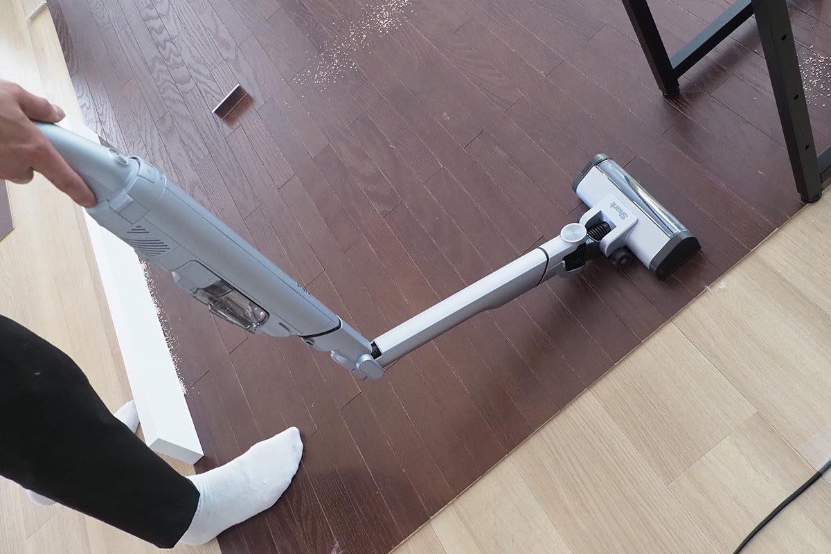LC751JLVは、FLEX機能で家具の下なども掃除しやすくなっている