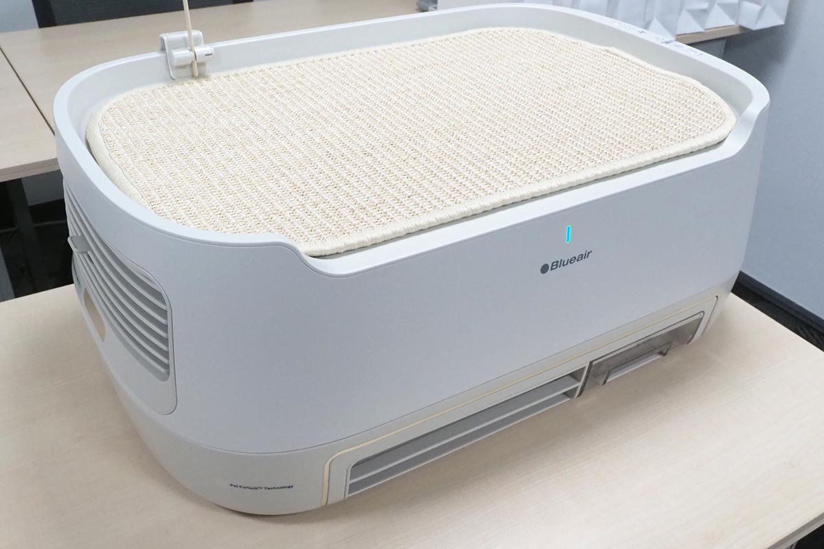 Pet Air Pro P3iに、ネコが爪とぎできるマット「サマーウィーブ」をのせた状態