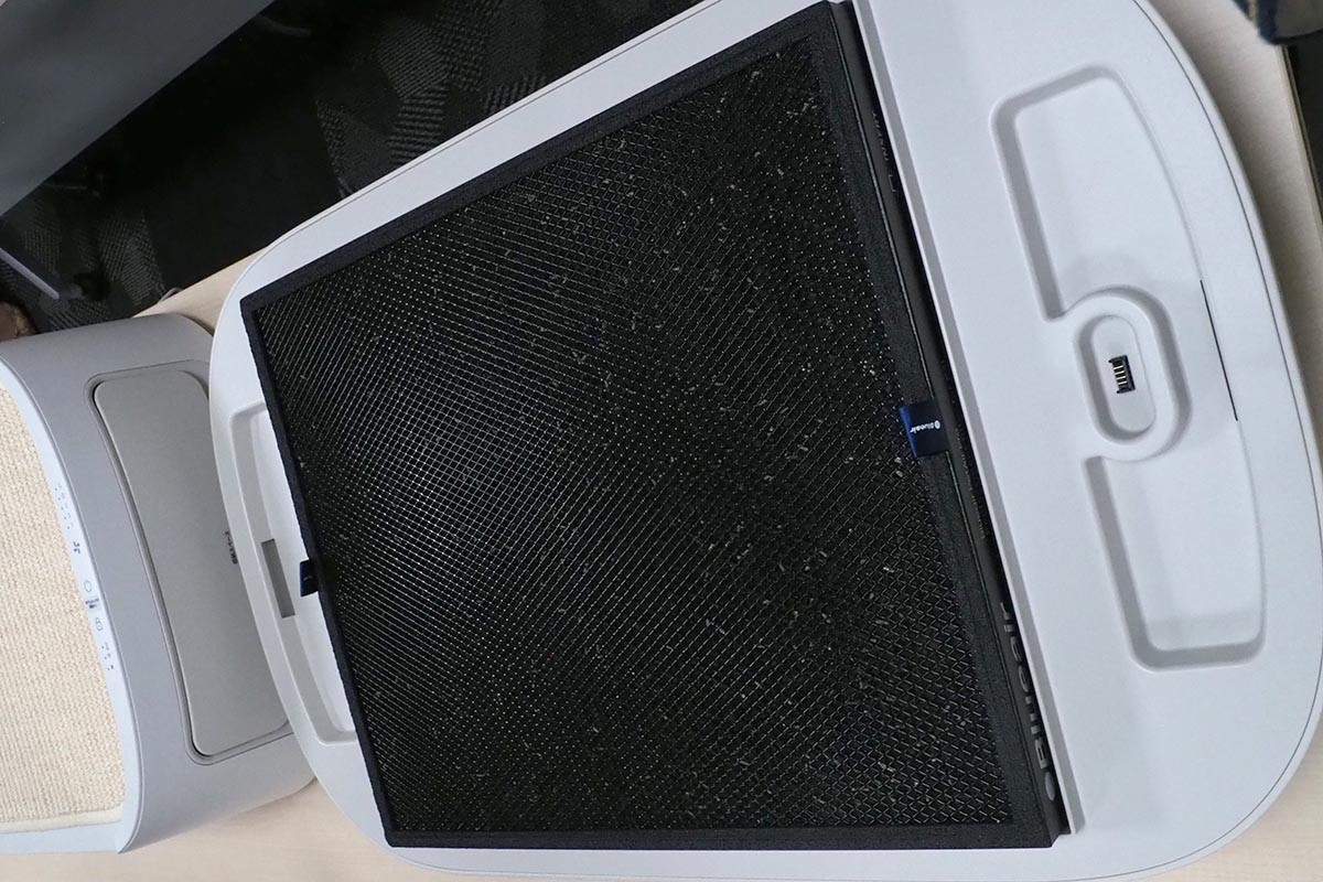 中央の黒い部分がフィルター