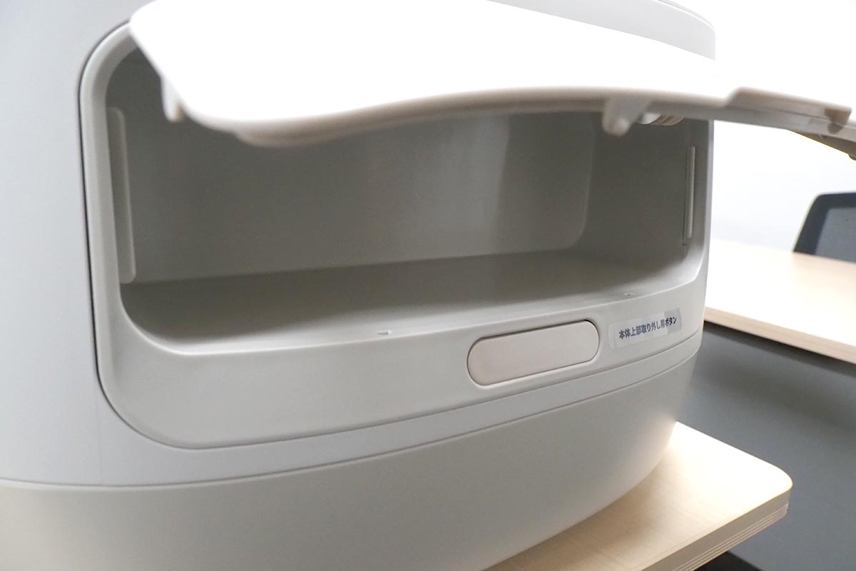 本体側面には、おもちゃなど小物が入るポケットも