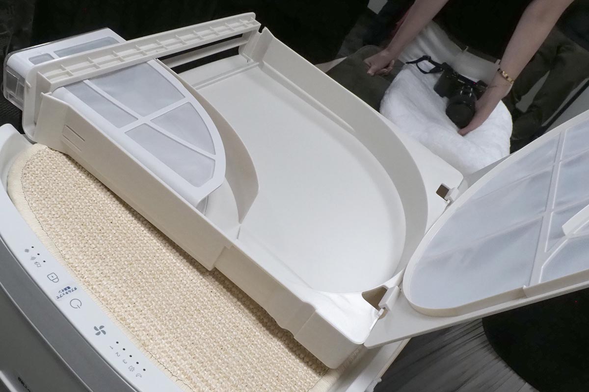 抜け毛をまとめて捨てられるトレーを取り出したところ