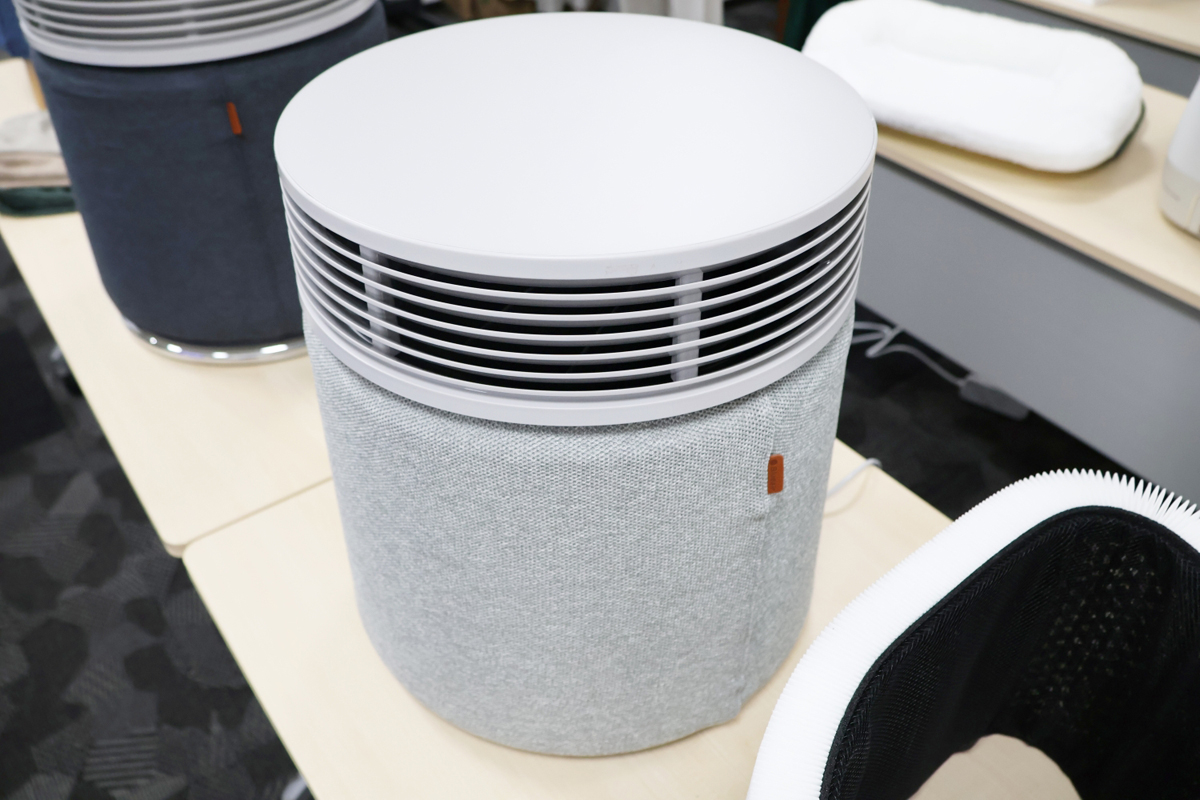 「Blue Signature SP4i」。本体外側のプレフィルターはオプションで着せ替えることも可能。全6色で、写真は本体同梱カラーのライトグレー