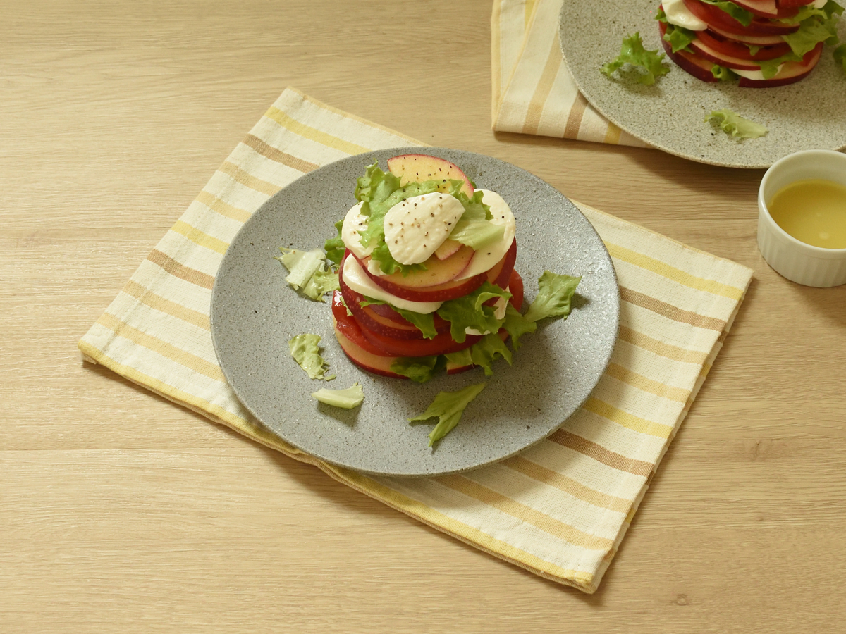 ミルフィーユ風に立体的に盛り付けたサラダです