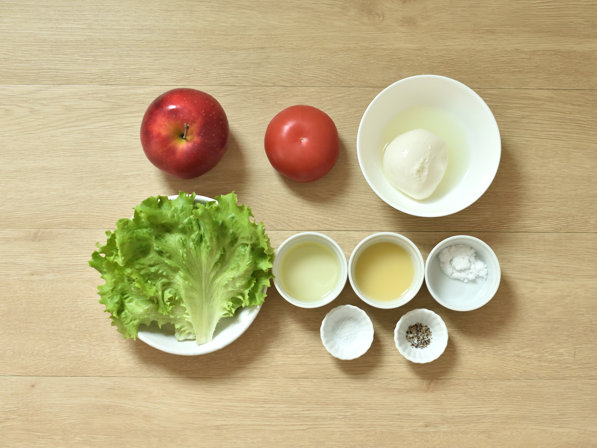 レタスは葉が柔らかいリーフレタスを使うと盛り付けやすいです