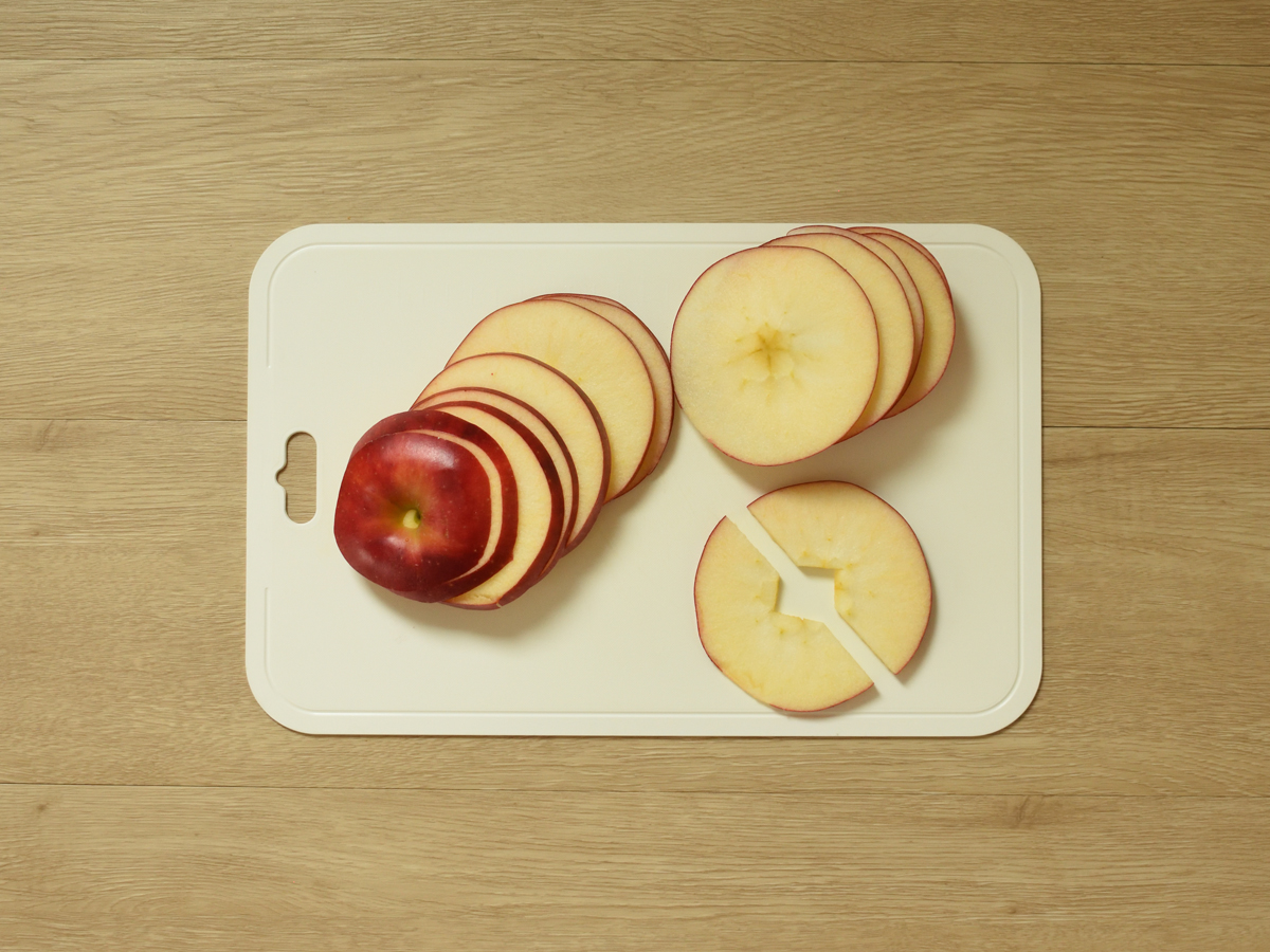 まず輪切りにしてから芯や種を除きます