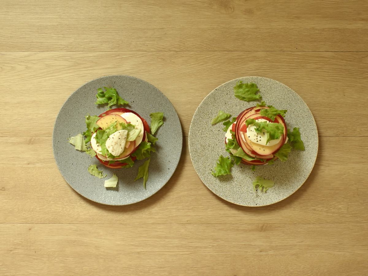 リーフレタスを皿の上に少し散らすと、さらに華やかになります