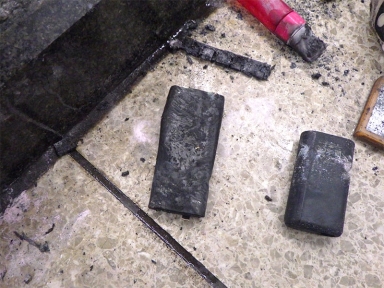 電車内でモバイルバッテリーから出火した事例での、モバイルバッテリーの焼損状況(出典：<a href=" https://www.tfd.metro.tokyo.lg.jp/lfe/kasai/lithium_bt.html " class="n" target="_blank">東京消防庁</a>)