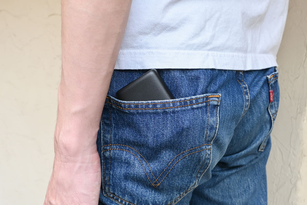 モバイルバッテリーをポケットに入れていることはついつい忘れてしまいがち。けれど、この状態で座るのは圧力がかかって危険です