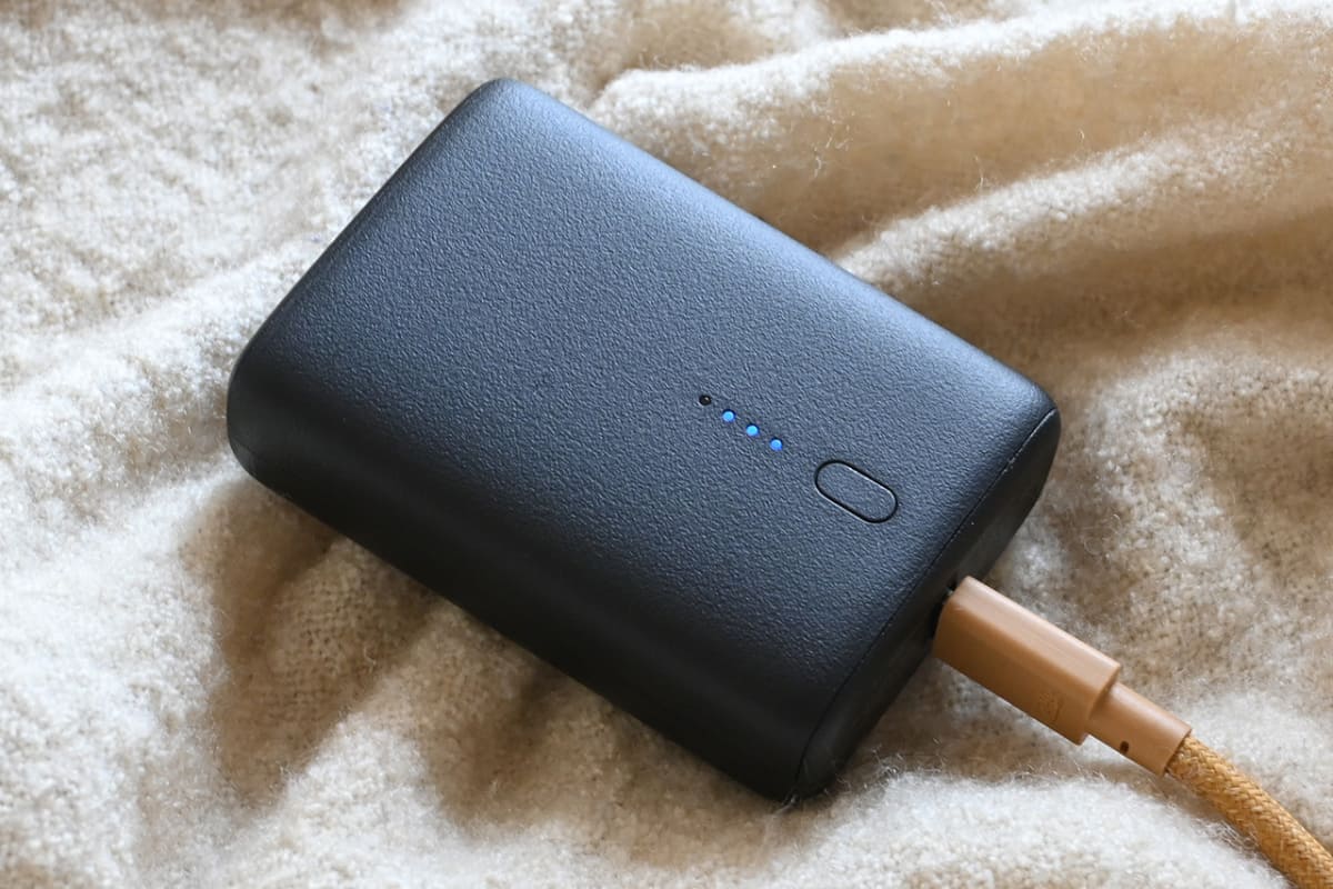 モバイルバッテリーが熱を持ってしまうような環境での使用はなるべく避けたほうがいいでしょう