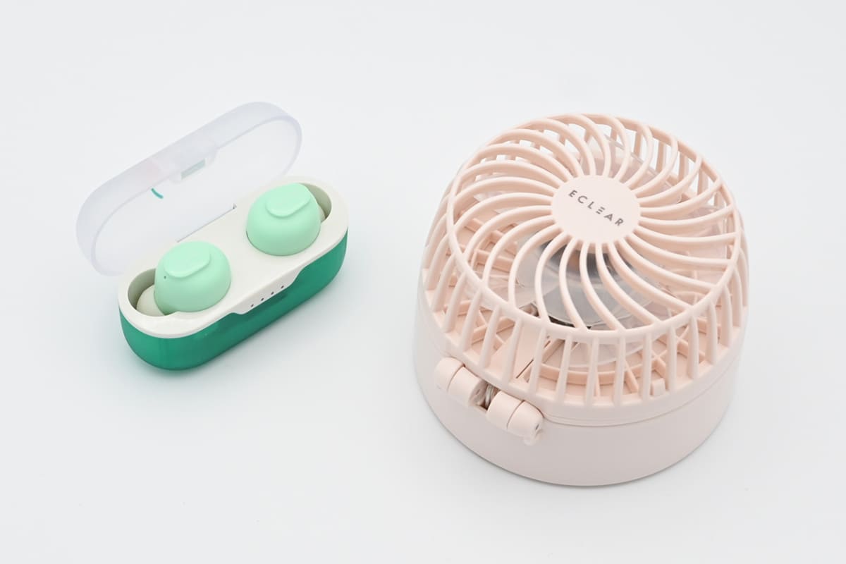 完全ワイヤレスイヤホンやハンディファンといった製品も、リチウムイオン電池を内蔵していることが多いため、モバイルバッテリーと同じように取り扱いには注意が必要です