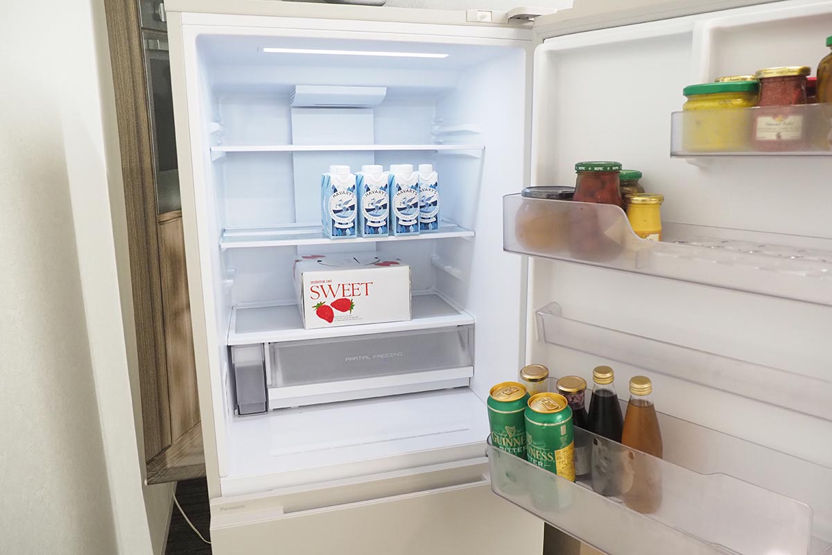 冷蔵室内。下部にある「サクッと切れる微凍結(パーシャル)」で解凍の手間を省き料理の時短も