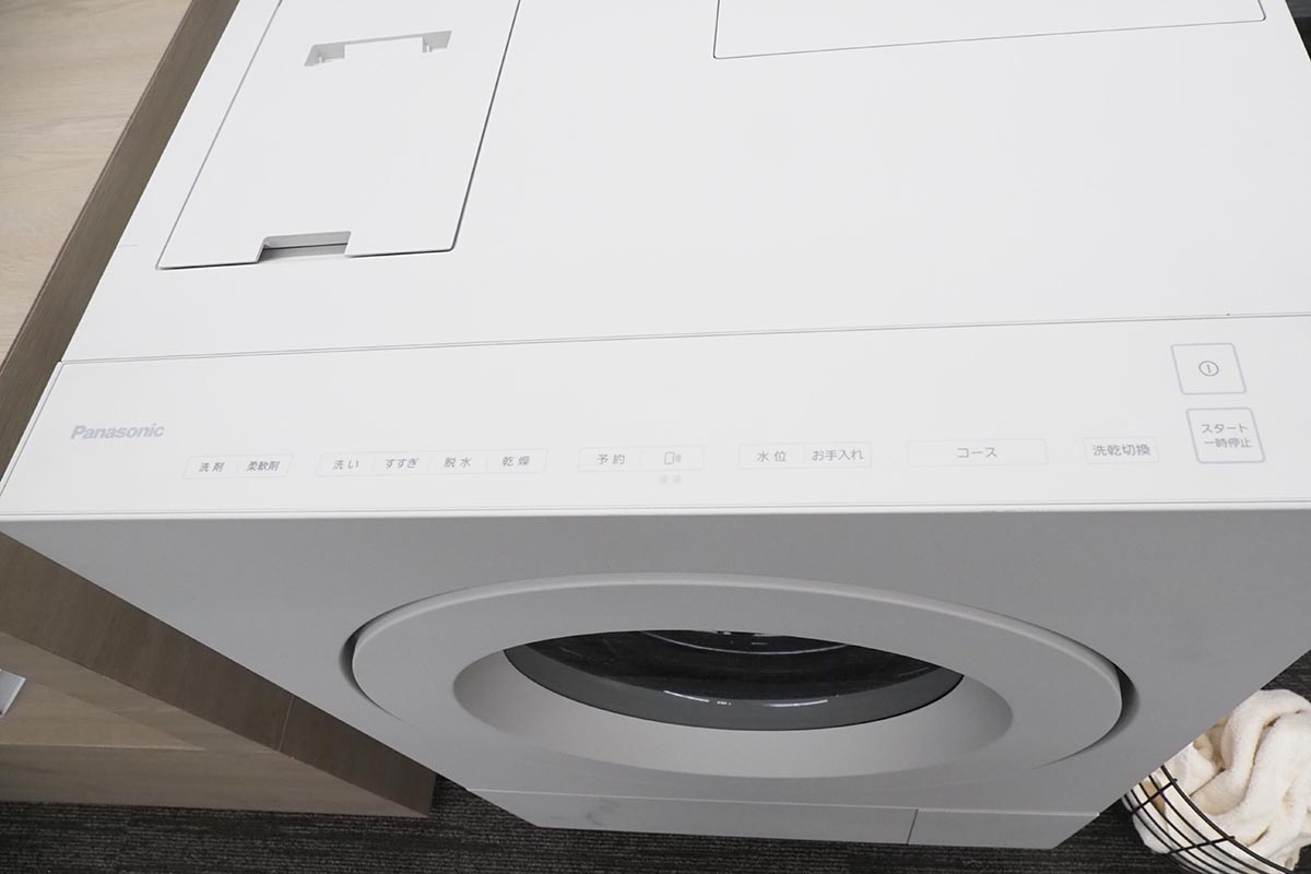 シンプルな操作部。NA-SD10UBLはスマホ連携で遠隔操作もできる