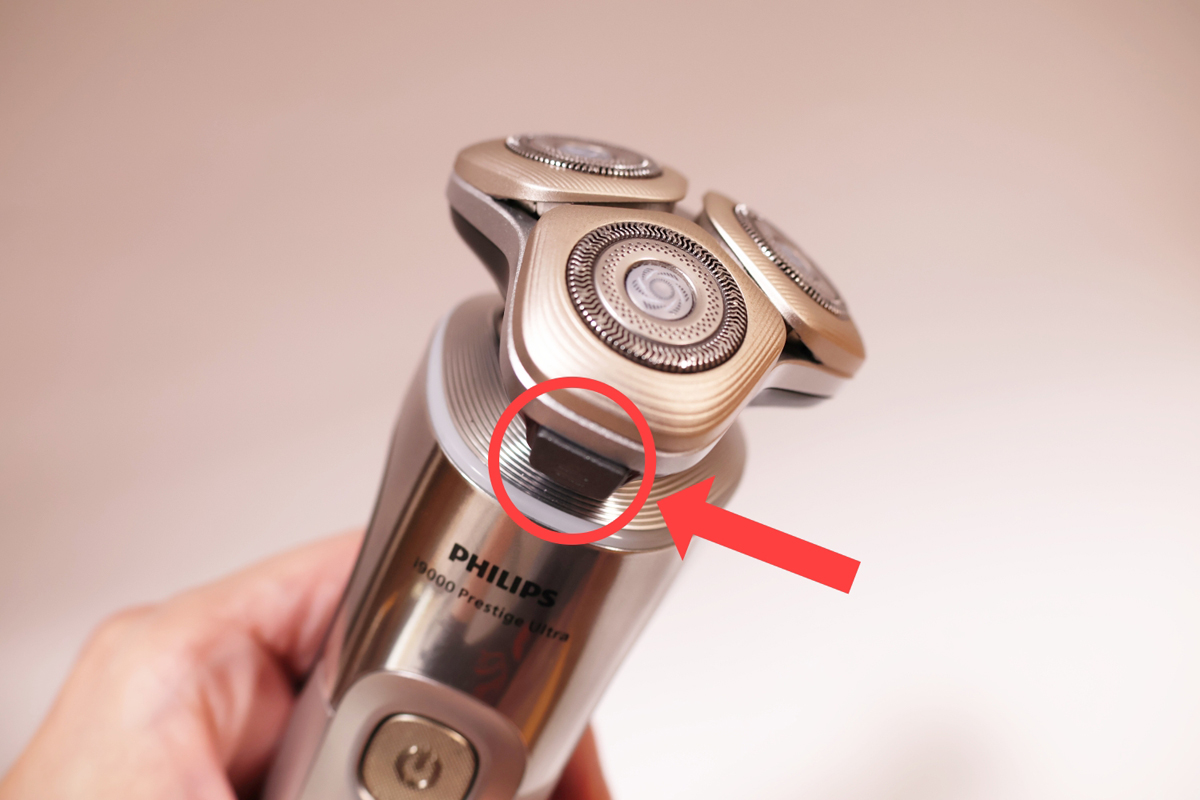 シェービングユニットボタンを押すとワンタッチでヘッドが開く