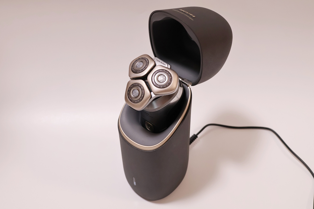 リチウムイオン充電池を内蔵しており、シェーバー本体を充電できる(最長6週間使用分)