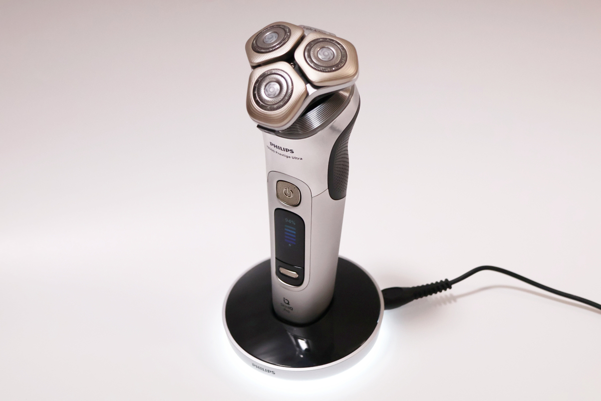 充電スタンドで充電している様子。スタンドなしで直接本体にコードを差して充電することも可能。充電スタンドは、1時間でシェーバーをフル充電完了。USB-ACアダプタの付属はなし