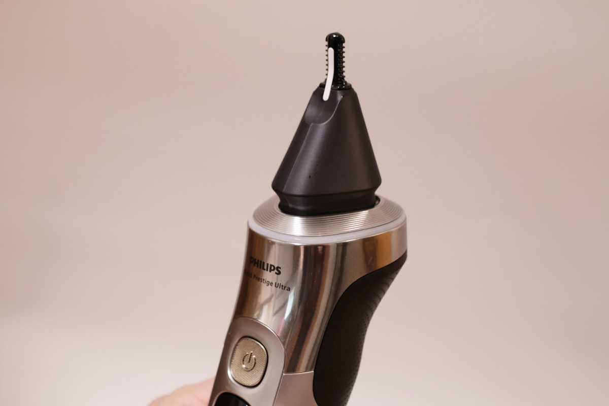 付属の鼻毛・耳毛トリマー。取り外しはヘッドを反時計回りに回すだけで簡単に取れます