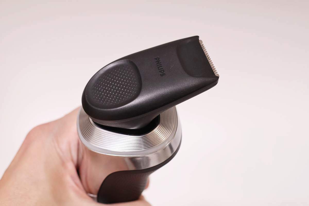 付属の口ひげやもみあげをトリミングできるトリマー