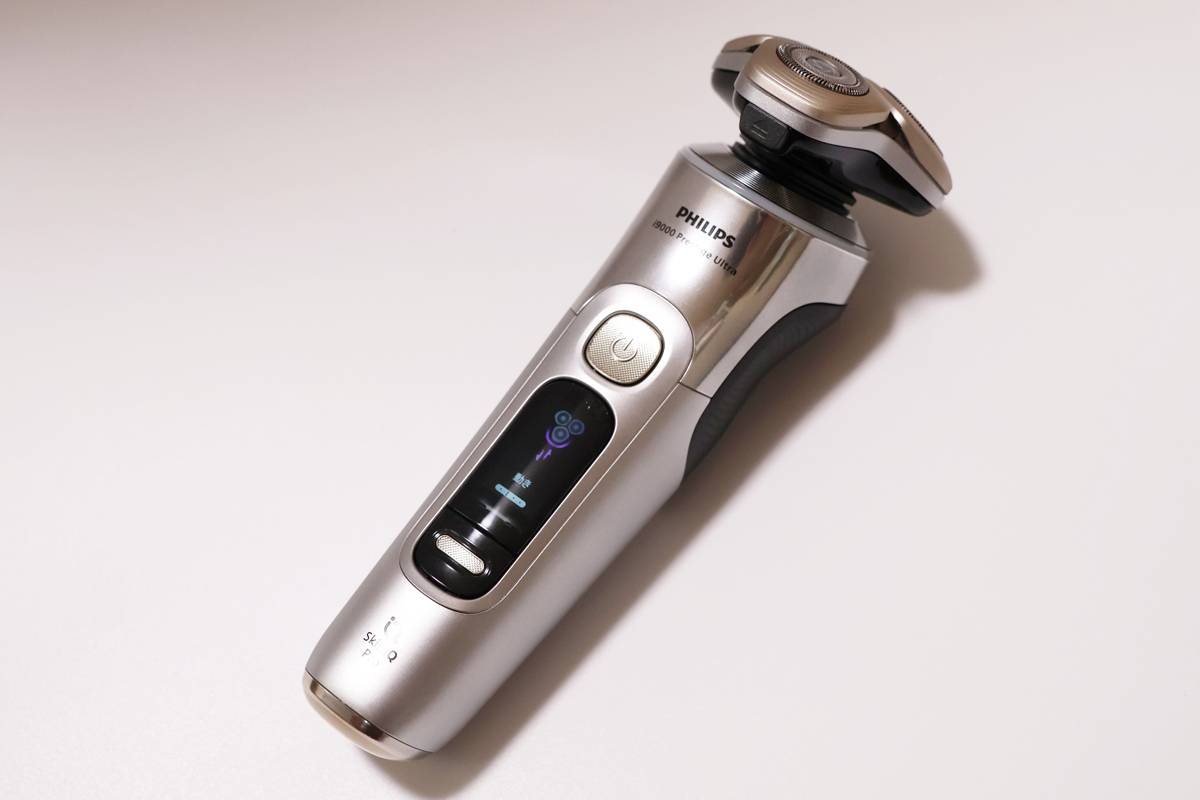 本体サイズは約62×67×181mm(幅×奥行×高さ)、重量は220g。使用可能時間は60分、充電時間は1時間。充電はUSBアダプタ(定格出力電圧DC5V/定格出力電流1A以上)で行ないます。なお後述するUV充電ケースには1.5A以上必要