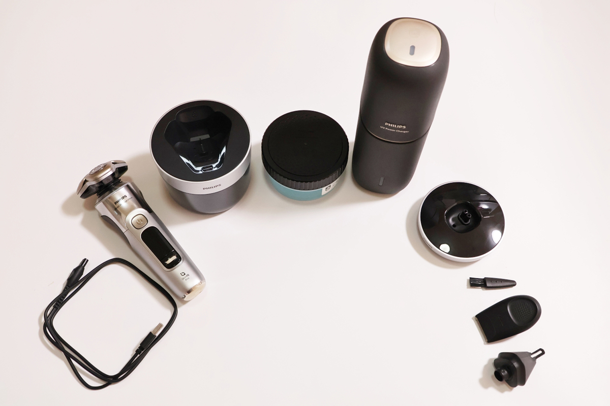 同梱品は左から充電ケーブル、本体、クイッククリーンポッド、クイッククリーンポッドカートリッジ、UV充電ケース、充電スタンド、クリーニングブラシ、トリマー、鼻毛・耳毛トリマー