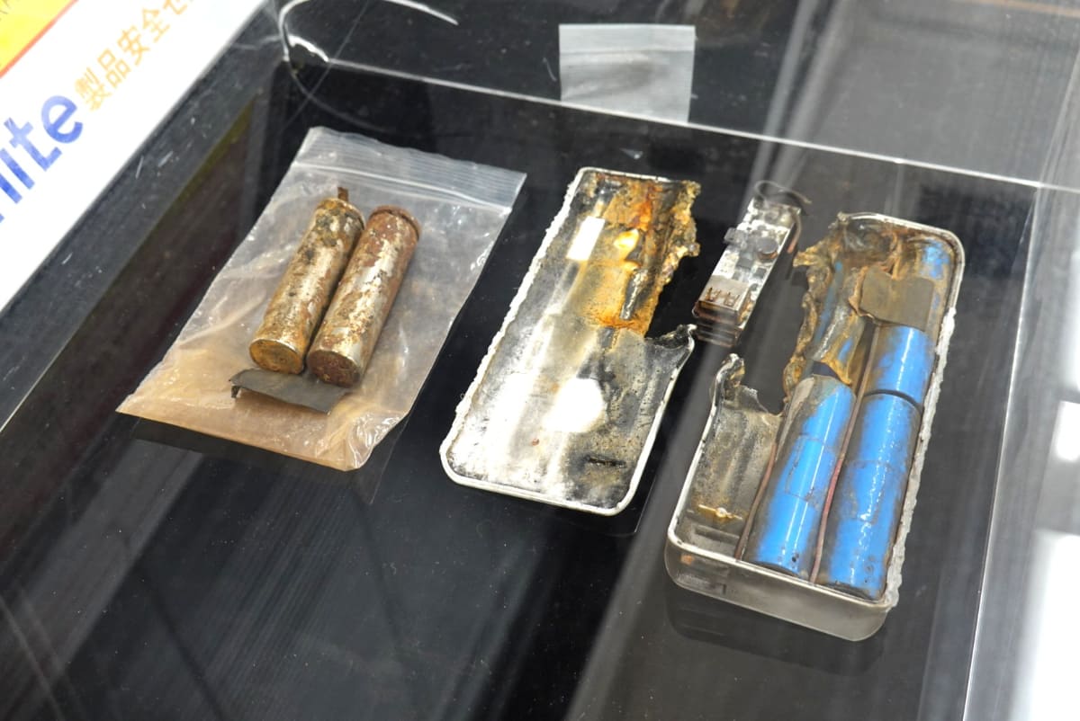 出火したモバイルバッテリーの展示