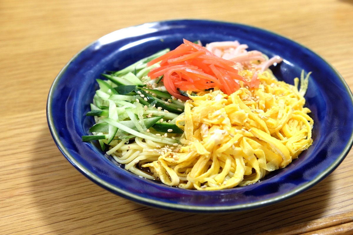 好きな具材とタレを用意して、盛り付ければ完成