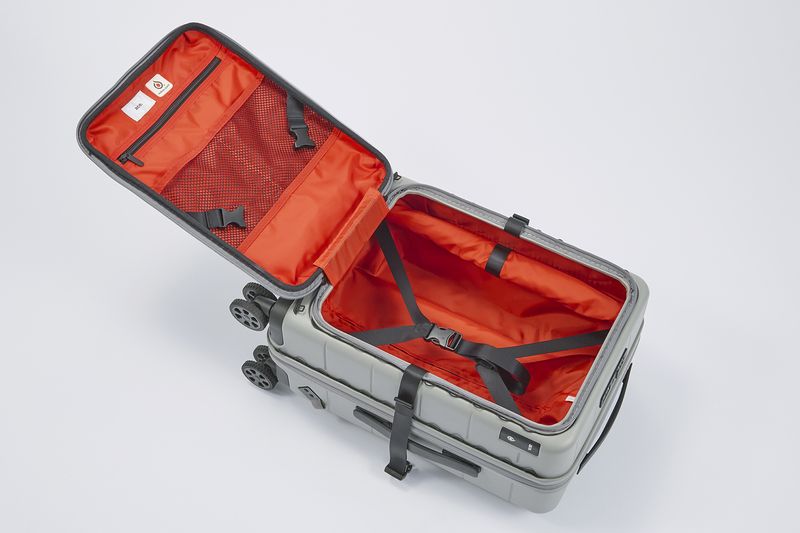 内装はエマージェンシーオレンジ