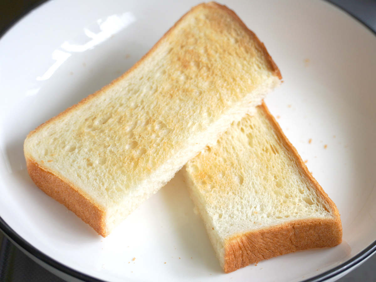 白い部分はふんわり。耳周辺は水分が少し抜けてザクッとした食感