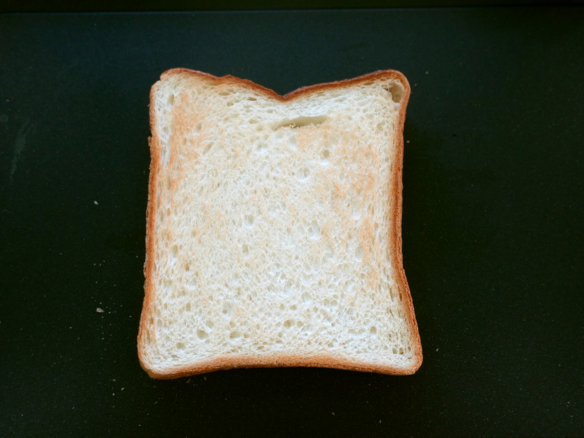 表はムラがないが、裏側は少し白っぽい仕上がり