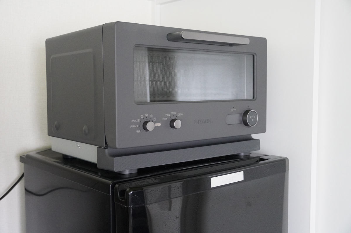 130L冷蔵庫の上に置いた「2 in 1トースターレンジ MRT-F100」。コンパクトです