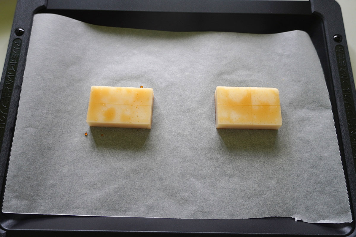 クッキングシートを使います。中央に2個並べて置きました