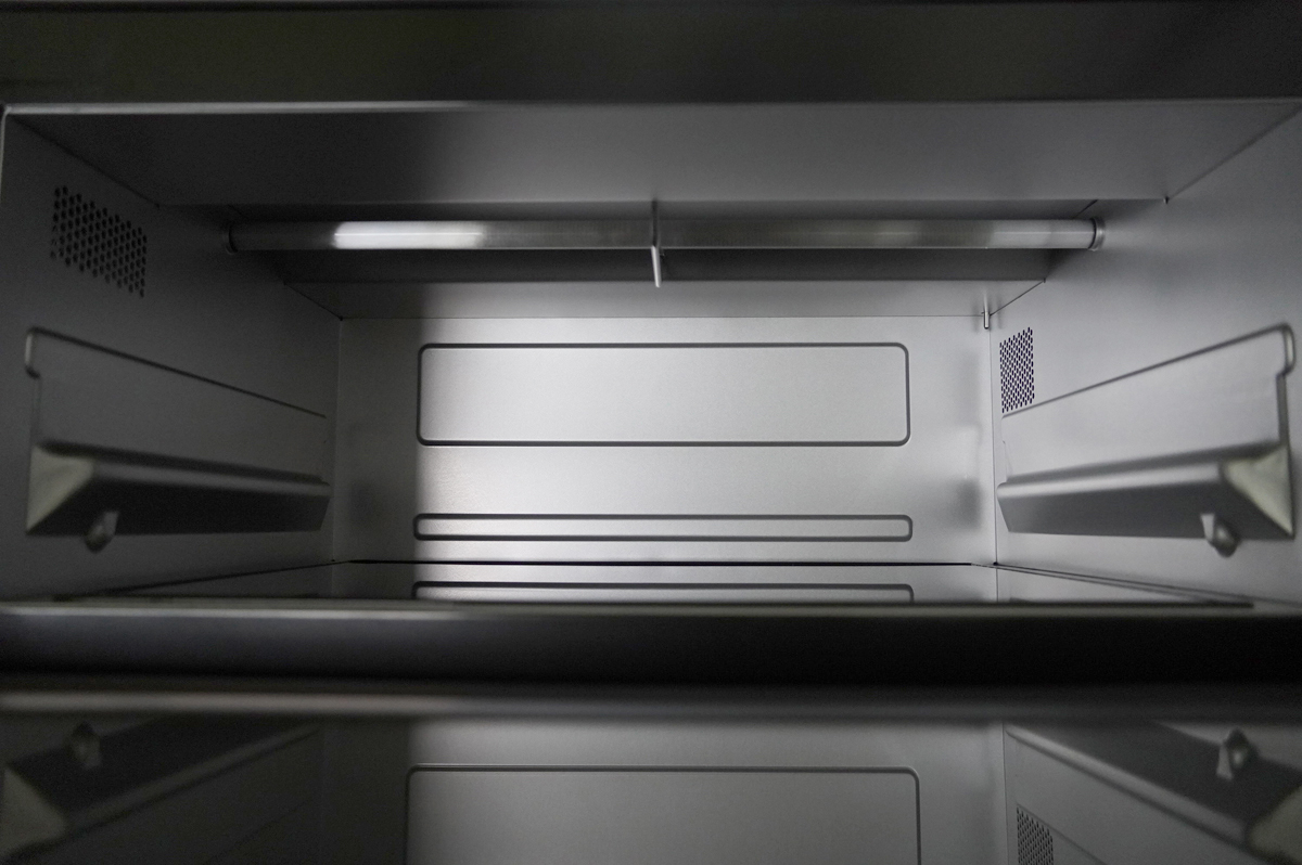 扉を開けるとヒーター管が上部に見えます